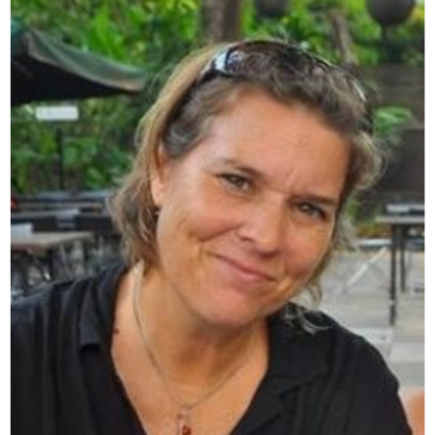 Michelle Elvy Headshot smiling with sunglasses