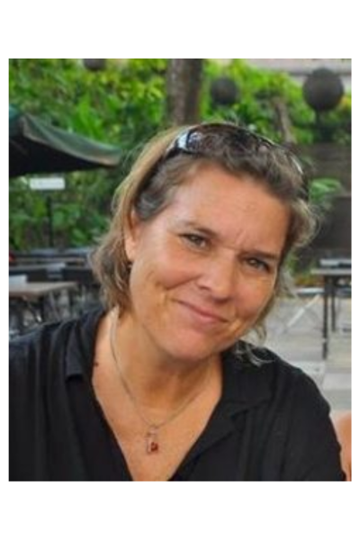 Michelle Elvy Headshot smiling with sunglasses