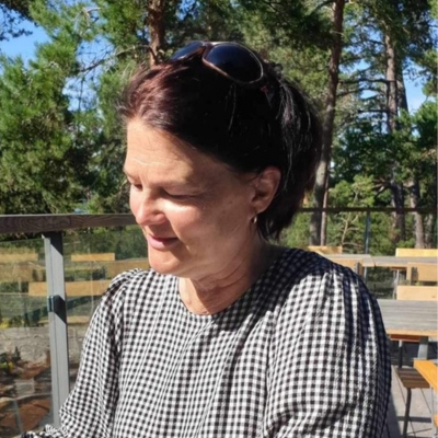 Michaela Nyman headshot looking down